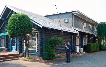 葺き替え工事で古い瓦を撤去している様子