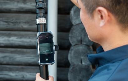 屋根瓦の状態を確認している様子