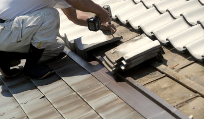 古い屋根瓦を撤去し新たな瓦を設置している様子