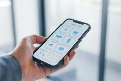 スマートフォンで持っている様子