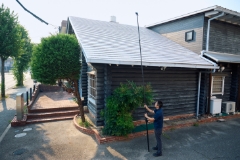 高所カメラで屋根材の種類、劣化状態、下地の健全性を診断している様子