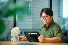 お客さんが作業員とデスクで打ち合わせをしている様子