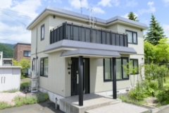 職人がお客様へ完成した建物を説明している様子