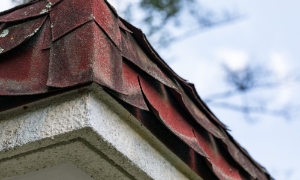 屋根材が反りや剥がれを起こしている様子