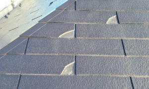 スレート屋根にひび割れや欠けがある状態