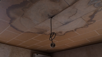 雨漏りにより天井に広がる水染みやシミ