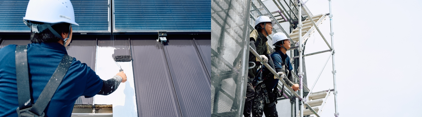屋根の検査と修理作業の様子。左側に屋根タイルを指差して検査する作業員、右側にブラシで黒いシーラントを塗布する作業員の手
