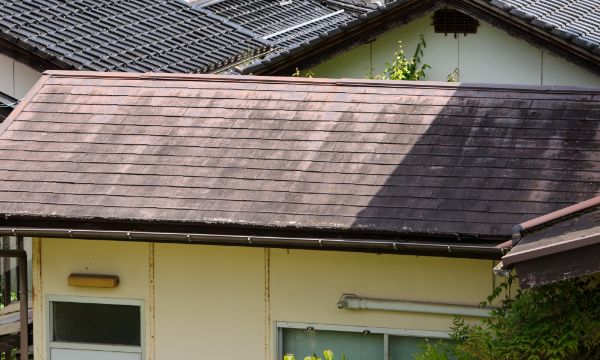 色褪せて白っぽくなった屋根