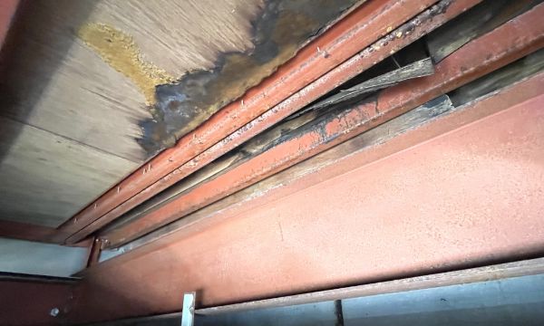 塗料が剥がれ、めくれている屋根の軒下部分