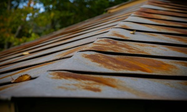 赤茶色にサビた金属屋根