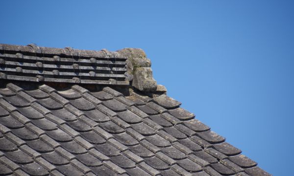 ツヤがなく、ザラザラした屋根瓦