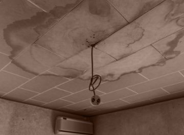 水損傷でシミが広がった天井と壁