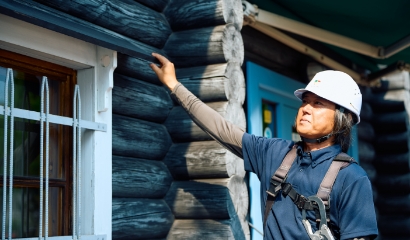 作業員がお客様へ説明をしている様子