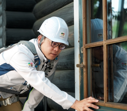 作業員とお客様が建物を検査している様子