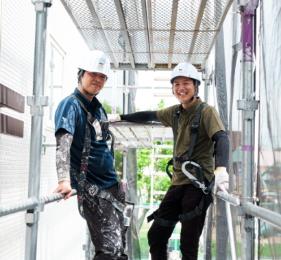 ペイントローラーを持った作業員の様子