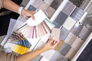 色見本や素材サンプルを確認している様子