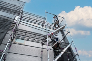 足場で作業している作業員の様子