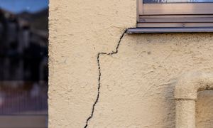 ひび割れが入った外壁