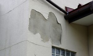 塗装が剥がれた外壁