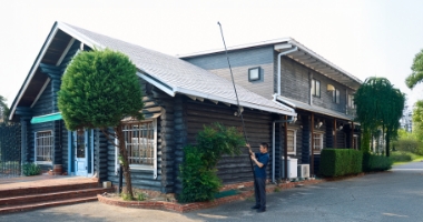 ドローンで屋根の上を撮影して診断している様子