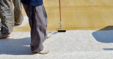 FRP防水の施工作業をしている職人の様子