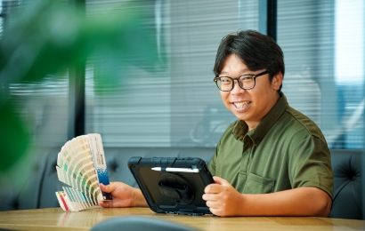 スタッフが電卓を持って防水プランを提案している様子