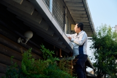 屋根を検査している作業員の様子