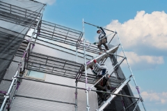 足場で作業している作業員の様子