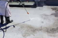 屋根を高圧洗浄機で洗浄している様子