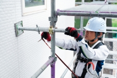 職人が完了後の検査をしている様子