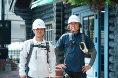 職人が屋根の上でカバー工法の作業をしている様子