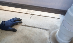 ベランダの床にひび割れがある様子