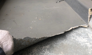 防水シートが剥がれて浮いている様子