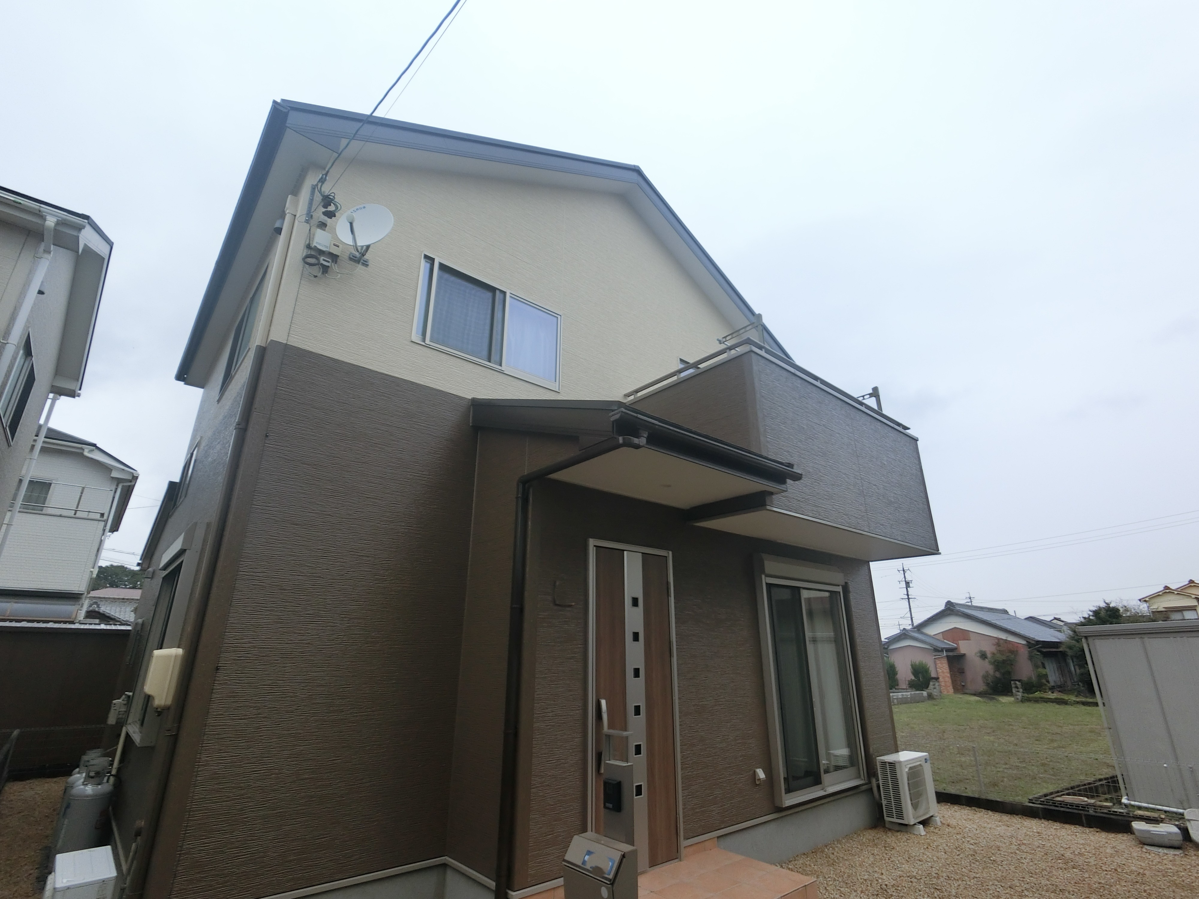 【亀山市　Ｔ様邸】　外壁塗装-エスケー化研 プレミアムシリコン-　屋根塗装-エスケー化研 プレミアムルーフ- トップコート